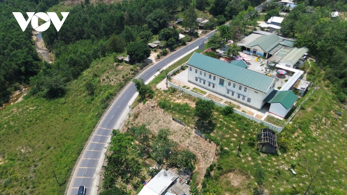 xe so-mi ro-mooc chi duoc chay ban dem, giam ap luc giao thong tren quoc lo 49 hinh anh 3