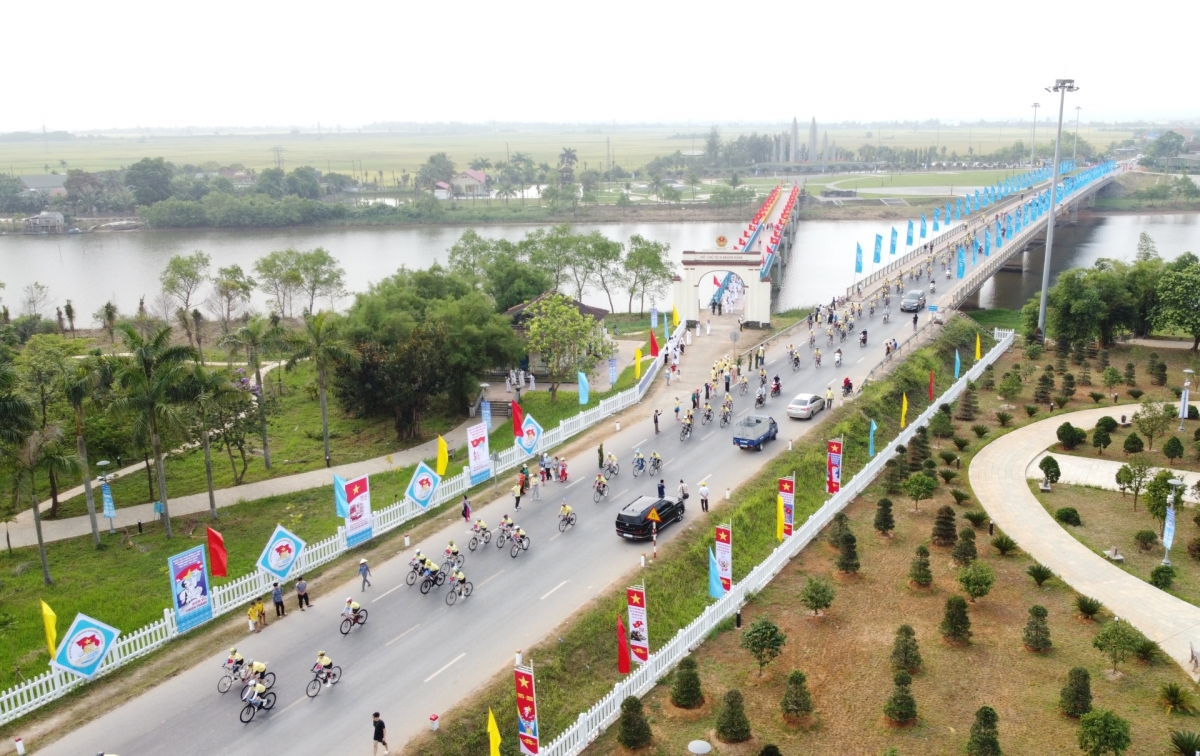 hon 1.000 nguoi tham gia ngay hoi dap xe vi hoa binh tai quang tri hinh anh 6