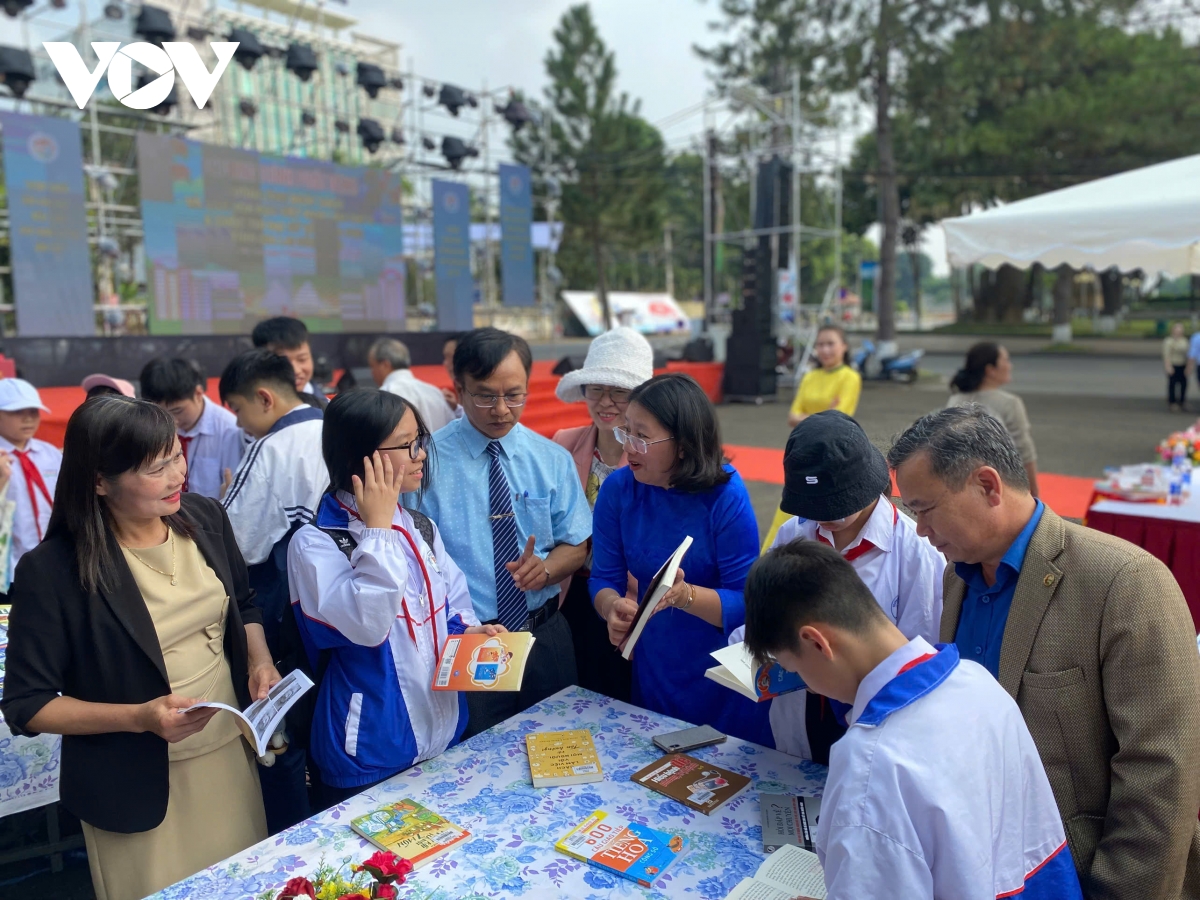 huong ung ngay sach va van hoa doc viet nam lan thu v tai gia lai hinh anh 1