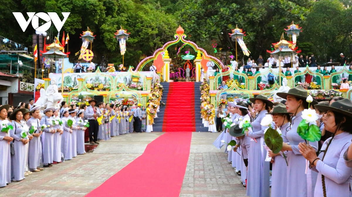 hang ngan nguoi du le via Duc bo tat quan the Am - ngu hanh son hinh anh 14