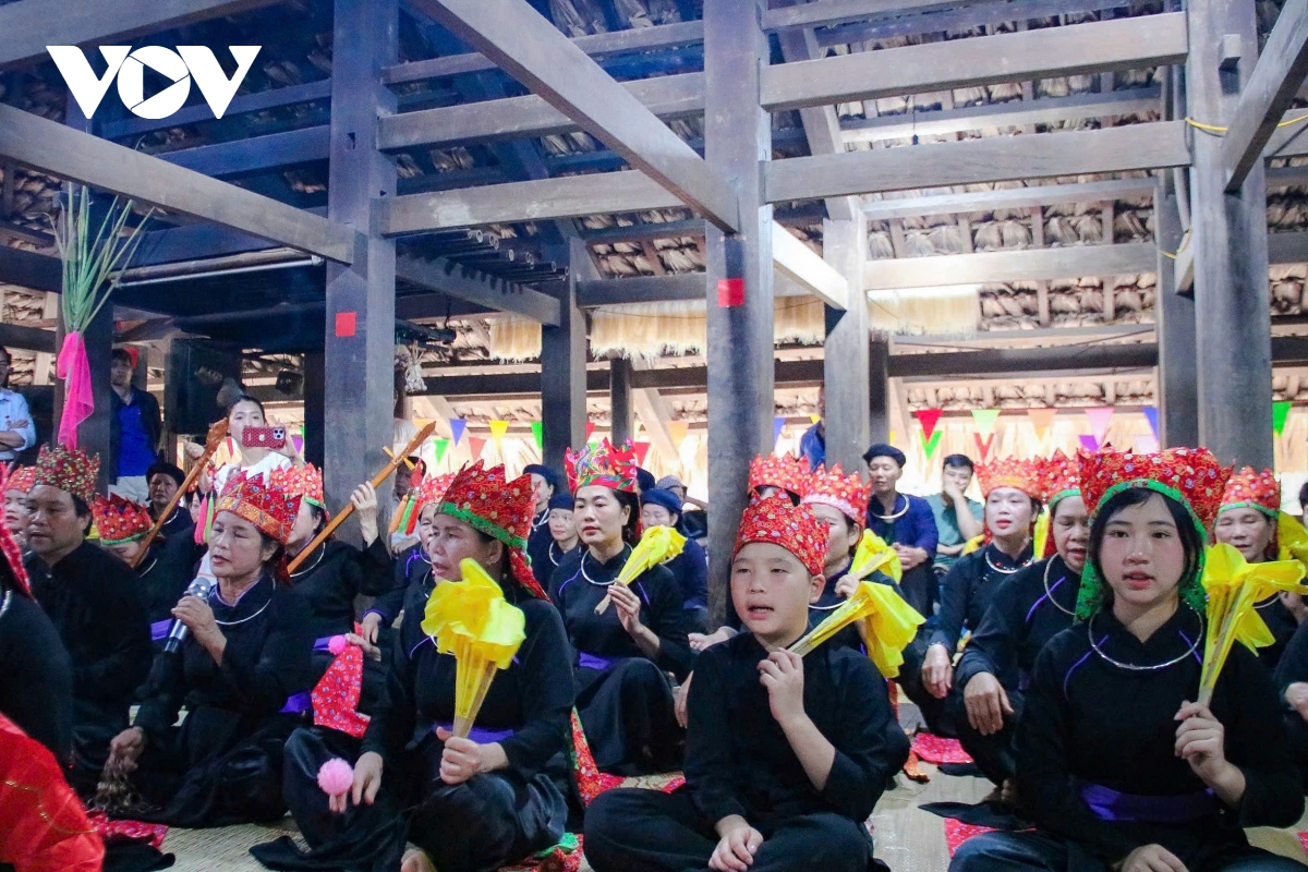 nghi le nhan va day con trang nhap mon trao truyen nghe then cua dan toc tay hinh anh 1