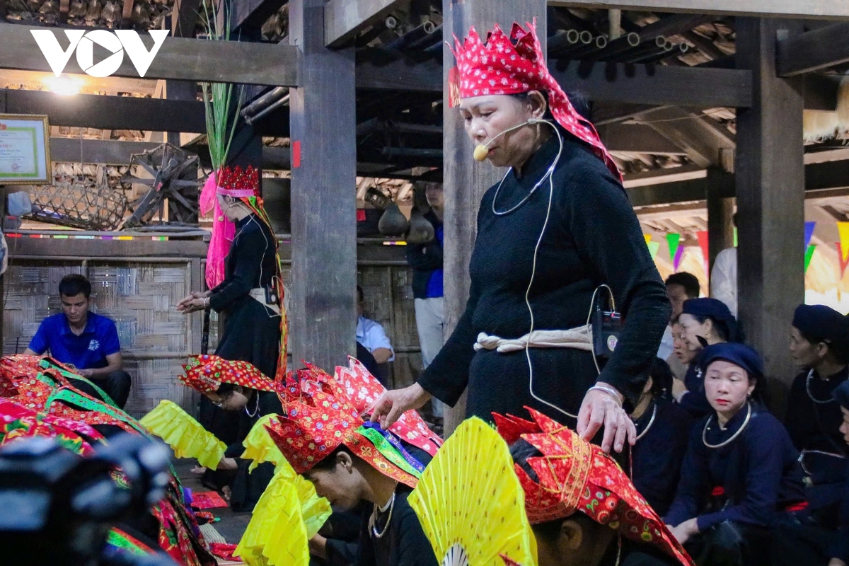 nghi le nhan va day con trang nhap mon trao truyen nghe then cua dan toc tay hinh anh 4