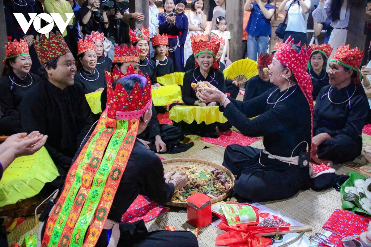 nghi le nhan va day con trang nhap mon trao truyen nghe then cua dan toc tay hinh anh 16