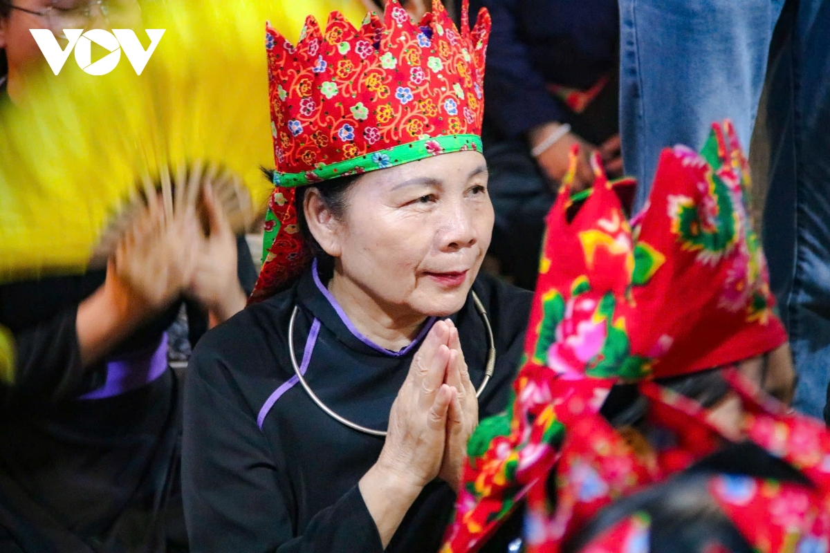 nghi le nhan va day con trang nhap mon trao truyen nghe then cua dan toc tay hinh anh 10