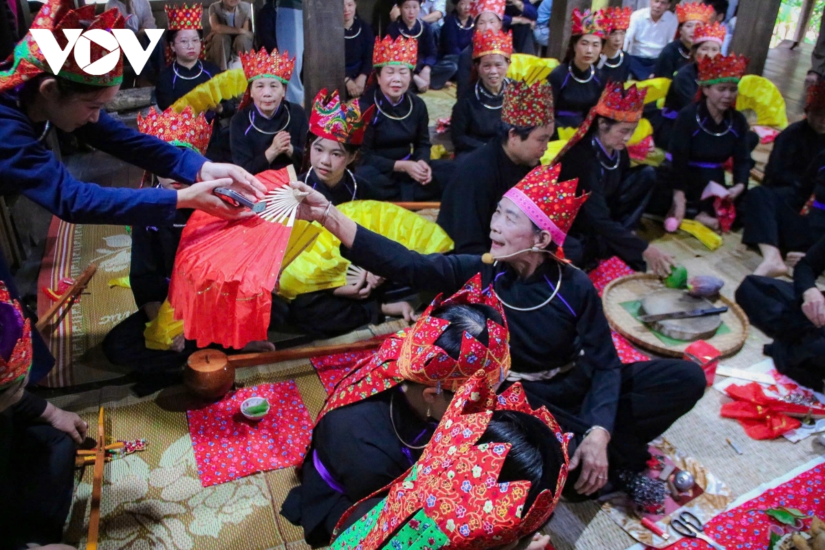 nghi le nhan va day con trang nhap mon trao truyen nghe then cua dan toc tay hinh anh 12