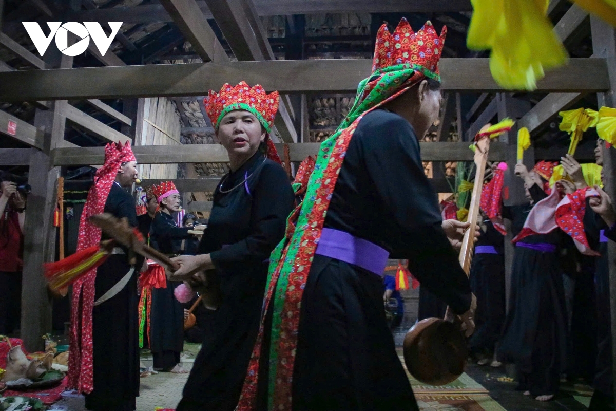 nghi le nhan va day con trang nhap mon trao truyen nghe then cua dan toc tay hinh anh 11