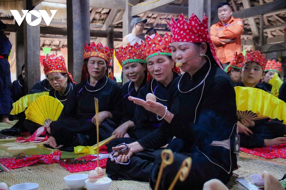 nghi le nhan va day con trang nhap mon trao truyen nghe then cua dan toc tay hinh anh 15