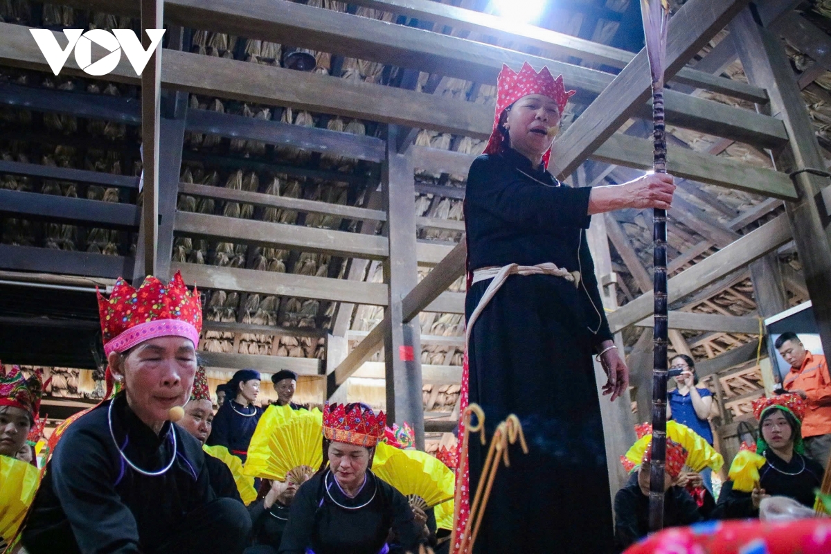 nghi le nhan va day con trang nhap mon trao truyen nghe then cua dan toc tay hinh anh 14