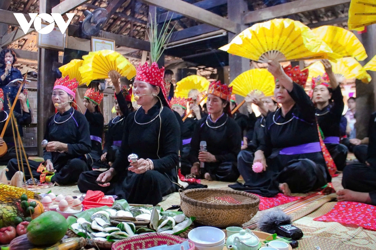 nghi le nhan va day con trang nhap mon trao truyen nghe then cua dan toc tay hinh anh 3