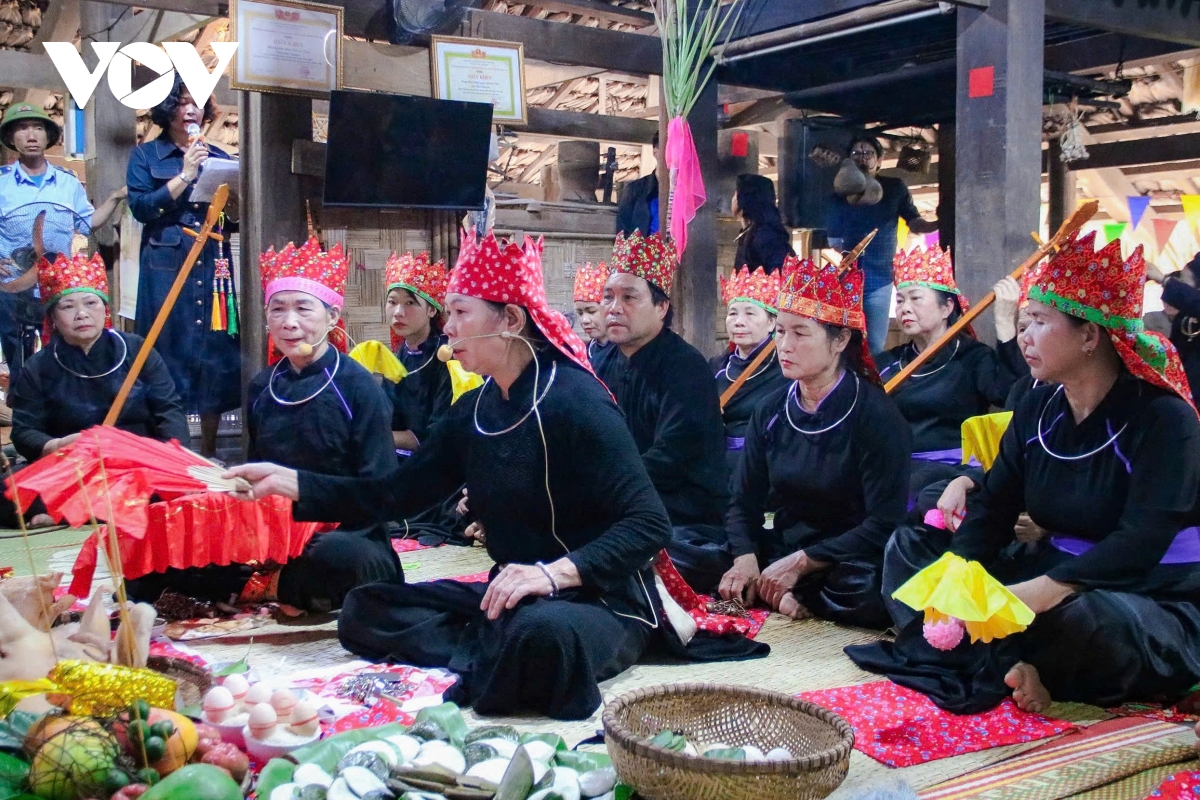 nghi le nhan va day con trang nhap mon trao truyen nghe then cua dan toc tay hinh anh 5