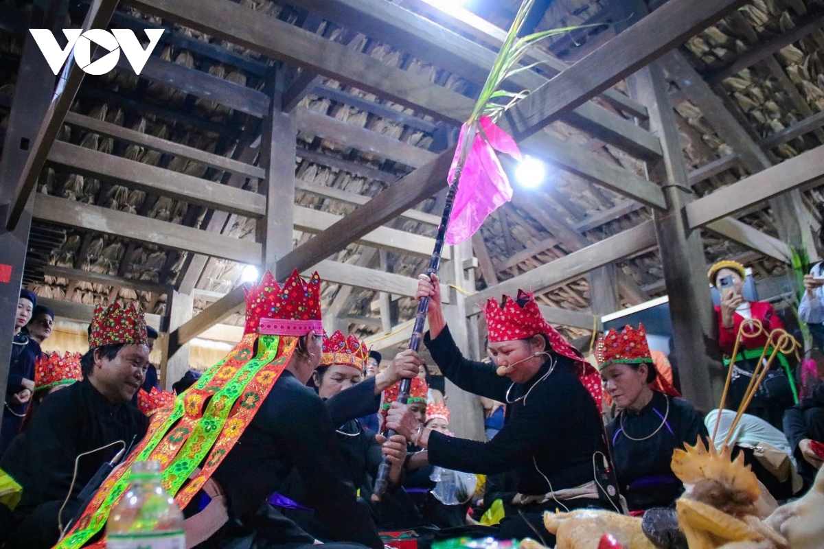 nghi le nhan va day con trang nhap mon trao truyen nghe then cua dan toc tay hinh anh 13