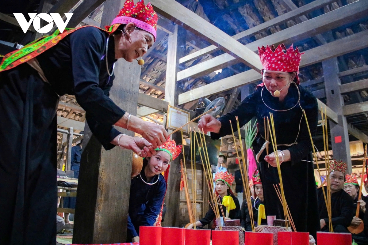 nghi le nhan va day con trang nhap mon trao truyen nghe then cua dan toc tay hinh anh 6