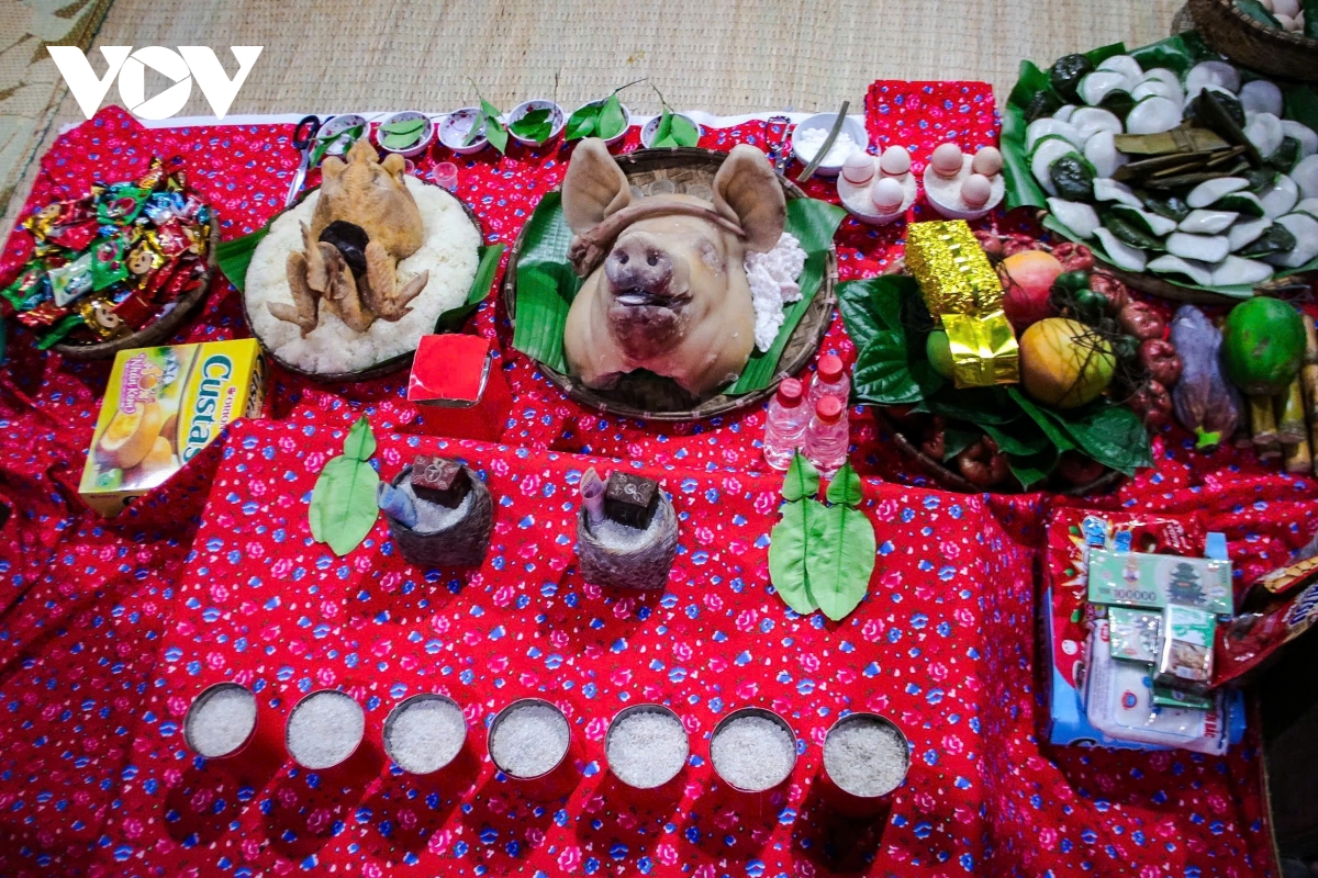 nghi le nhan va day con trang nhap mon trao truyen nghe then cua dan toc tay hinh anh 2