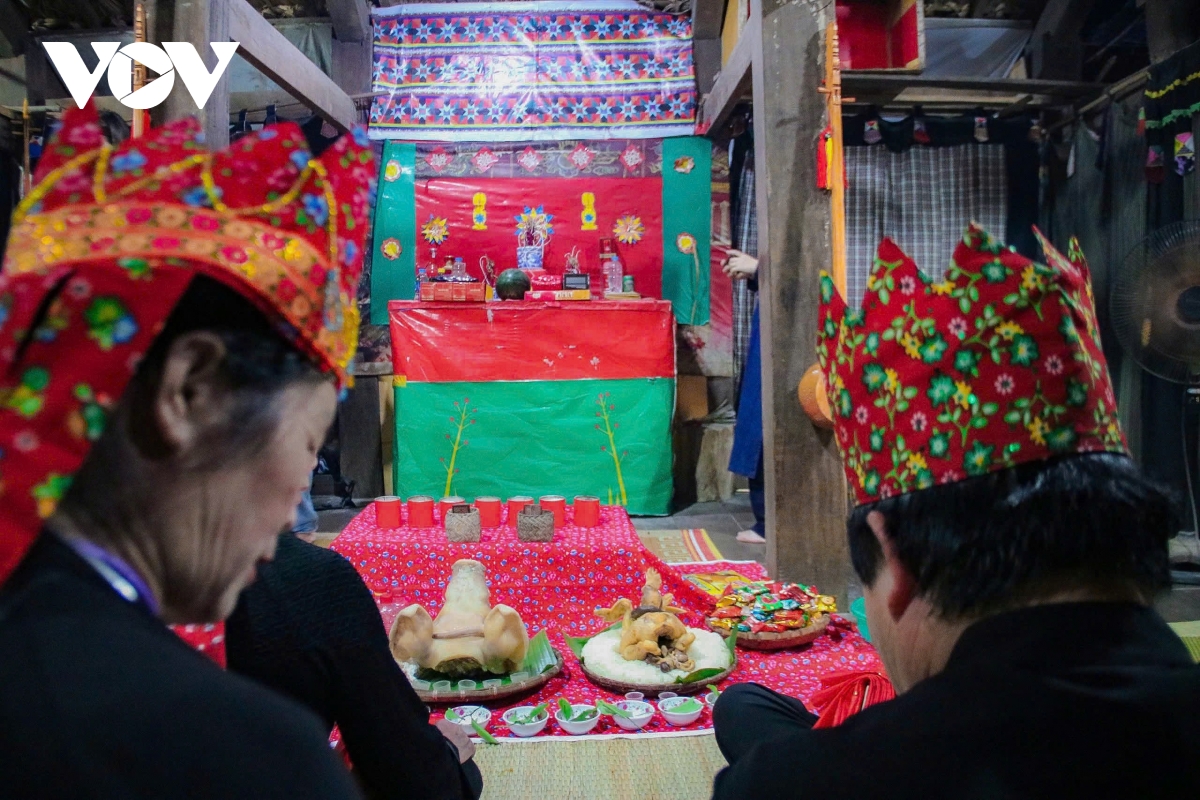 nghi le nhan va day con trang nhap mon trao truyen nghe then cua dan toc tay hinh anh 7