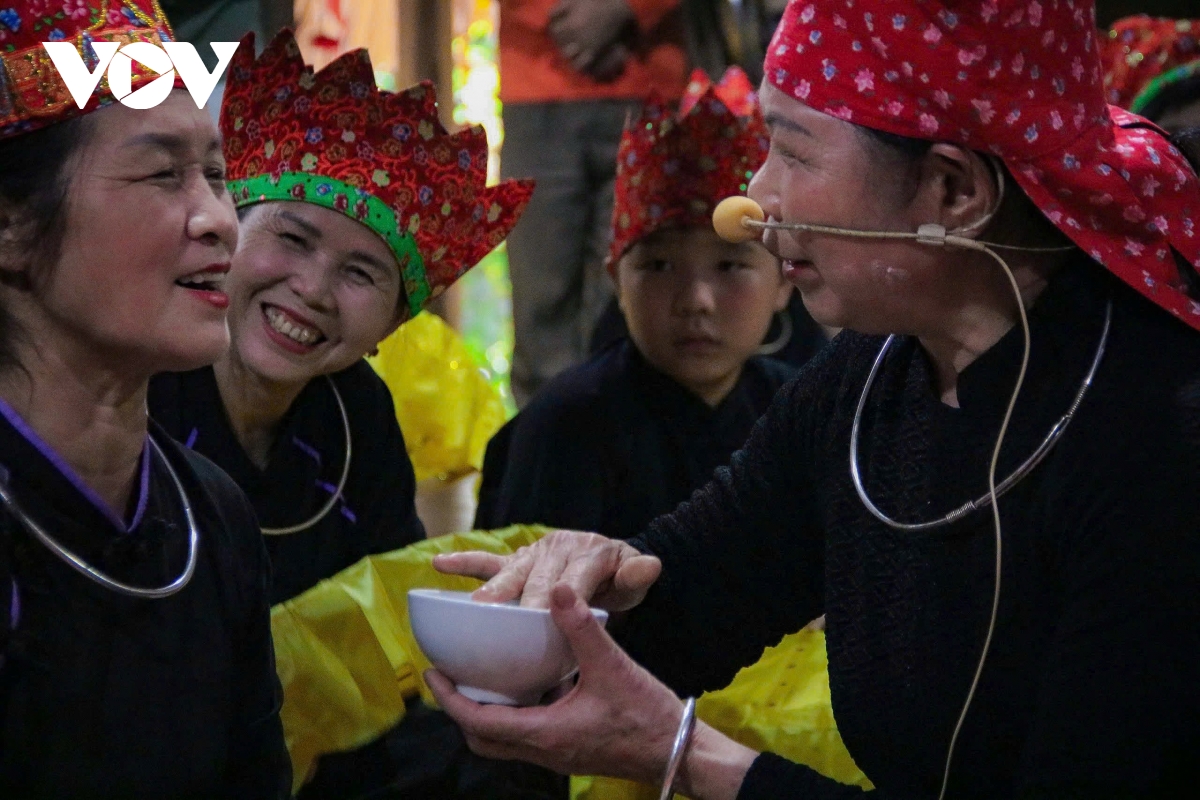 nghi le nhan va day con trang nhap mon trao truyen nghe then cua dan toc tay hinh anh 8