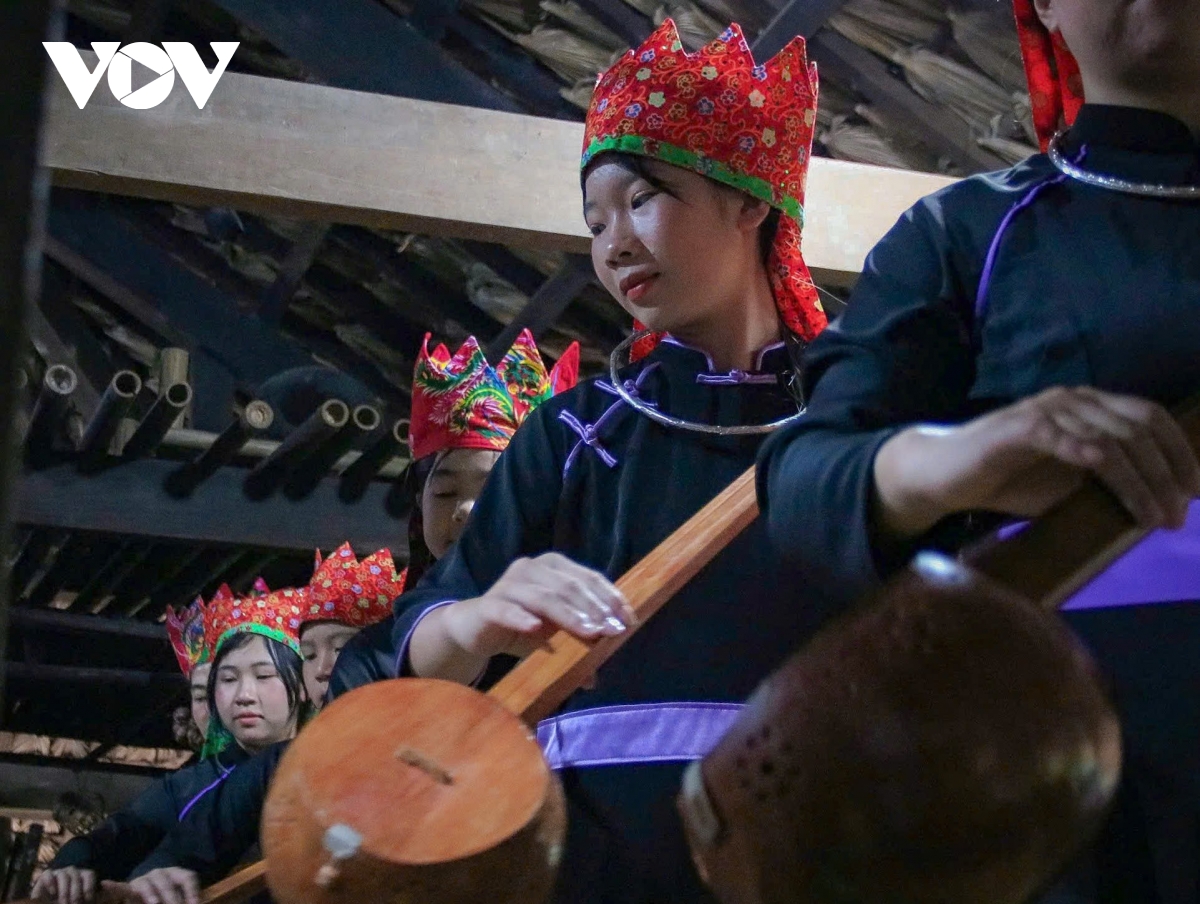 nghi le nhan va day con trang nhap mon trao truyen nghe then cua dan toc tay hinh anh 9