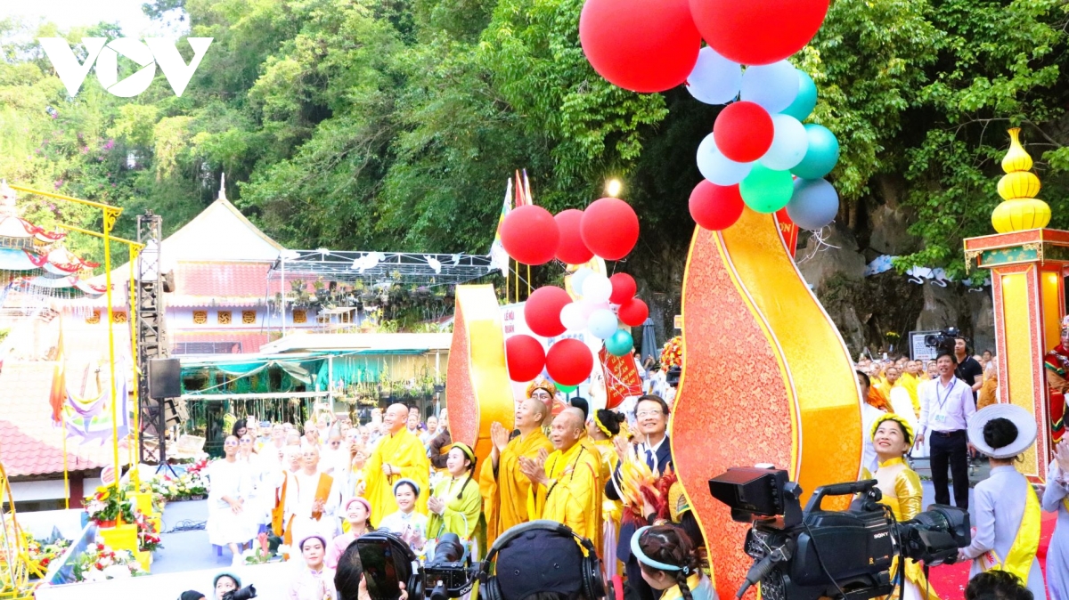 hang ngan nguoi du le via Duc bo tat quan the Am - ngu hanh son hinh anh 6