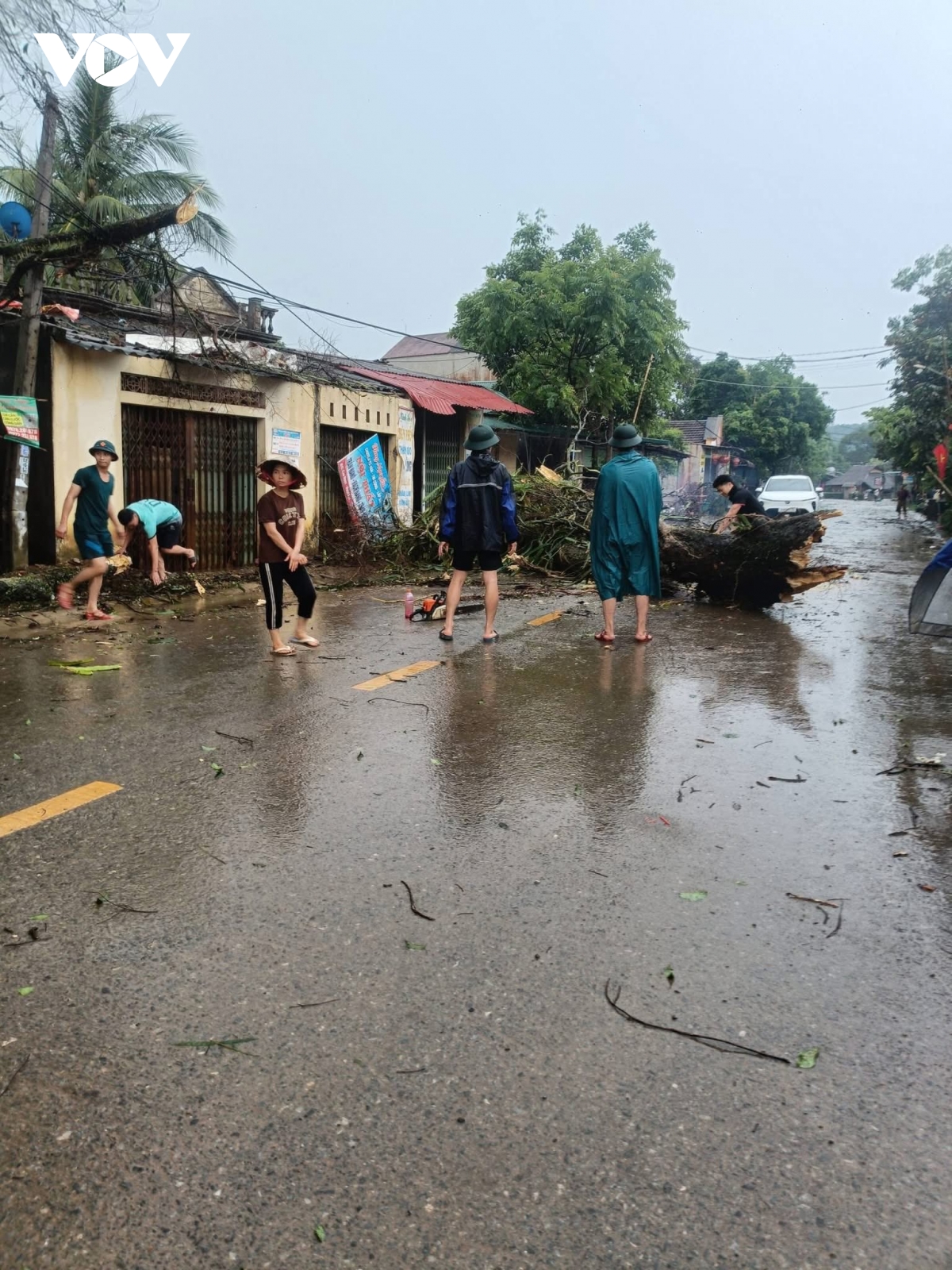 dong loc kem theo mua lon gay thiet hai tai san nguoi dan o thanh hoa hinh anh 3