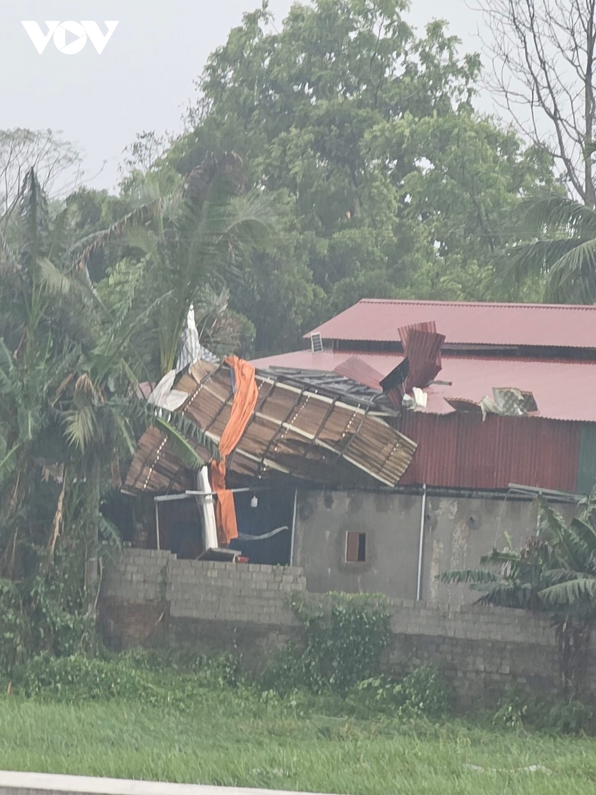 dong loc kem theo mua lon gay thiet hai tai san nguoi dan o thanh hoa hinh anh 5
