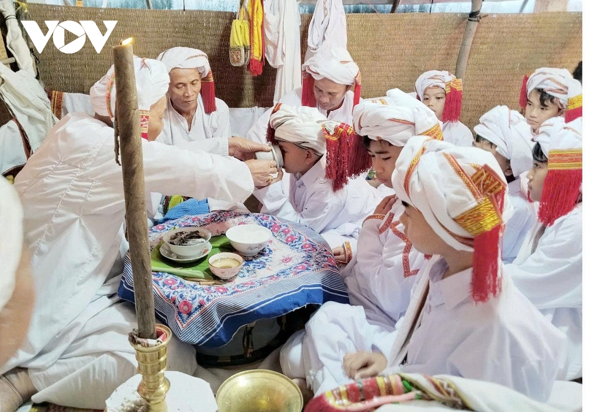 le kareh katal nghi thuc truong thanh doc dao cua nguoi cham ba ni hinh anh 2