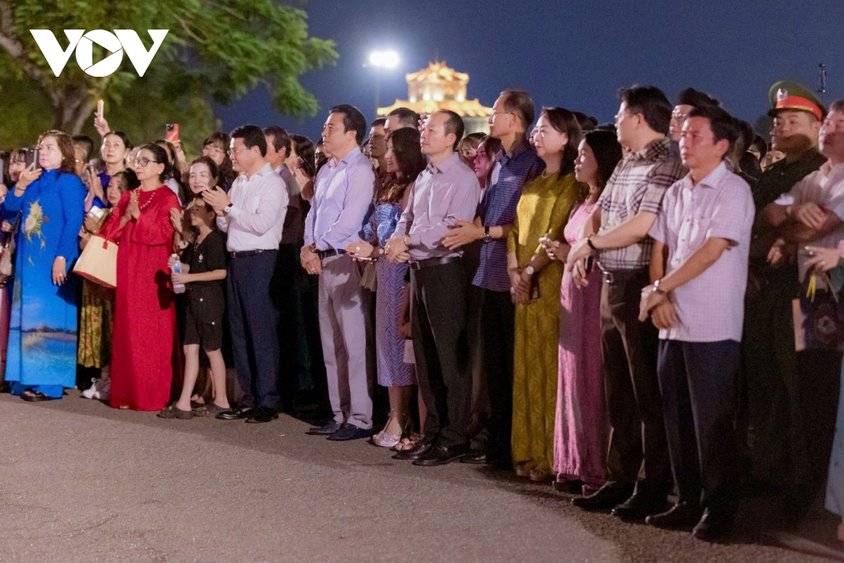 hue don hon 395.000 luot khach dip gio to hung vuong hinh anh 2