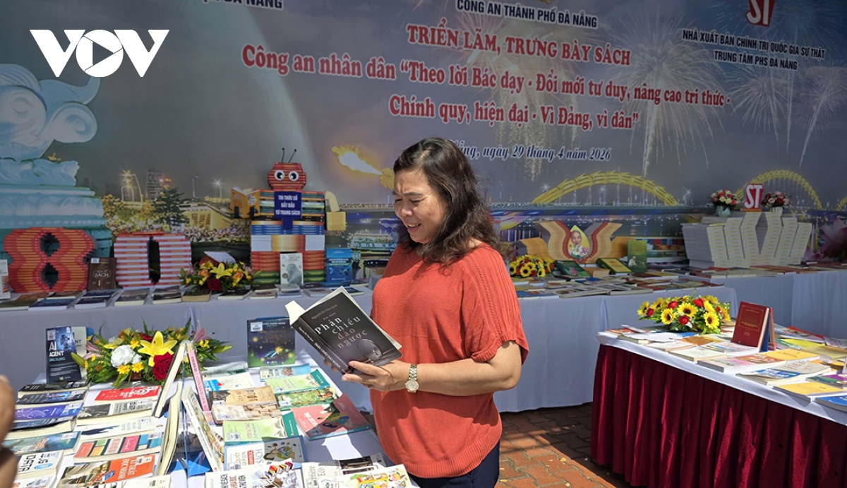 Dong dao nguoi dan den xem trien lam 80 nam an ninh nhan dan - la chan tham lang hinh anh 5