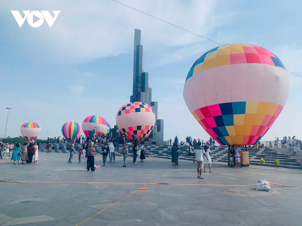 ruc ro sac mau ngay hoi khinh khi cau tai thap nghinh phong, Dak lak hinh anh 2