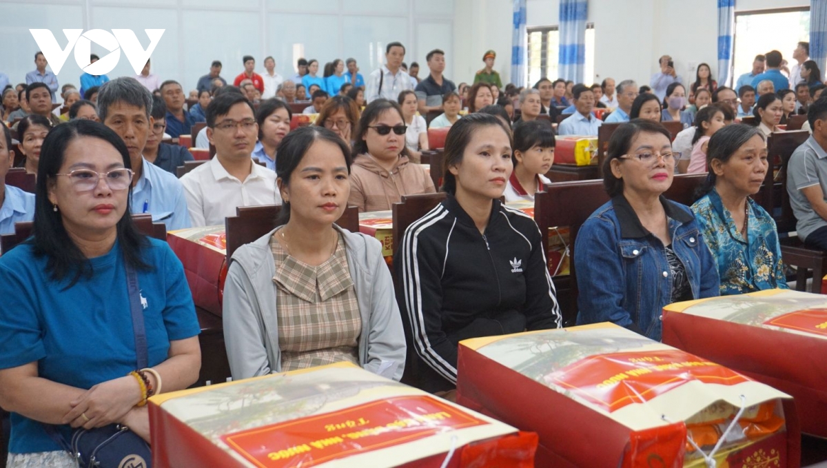 truong ban tuyen giao va dan van trung uong tang qua gia dinh chinh sach tai hue hinh anh 5