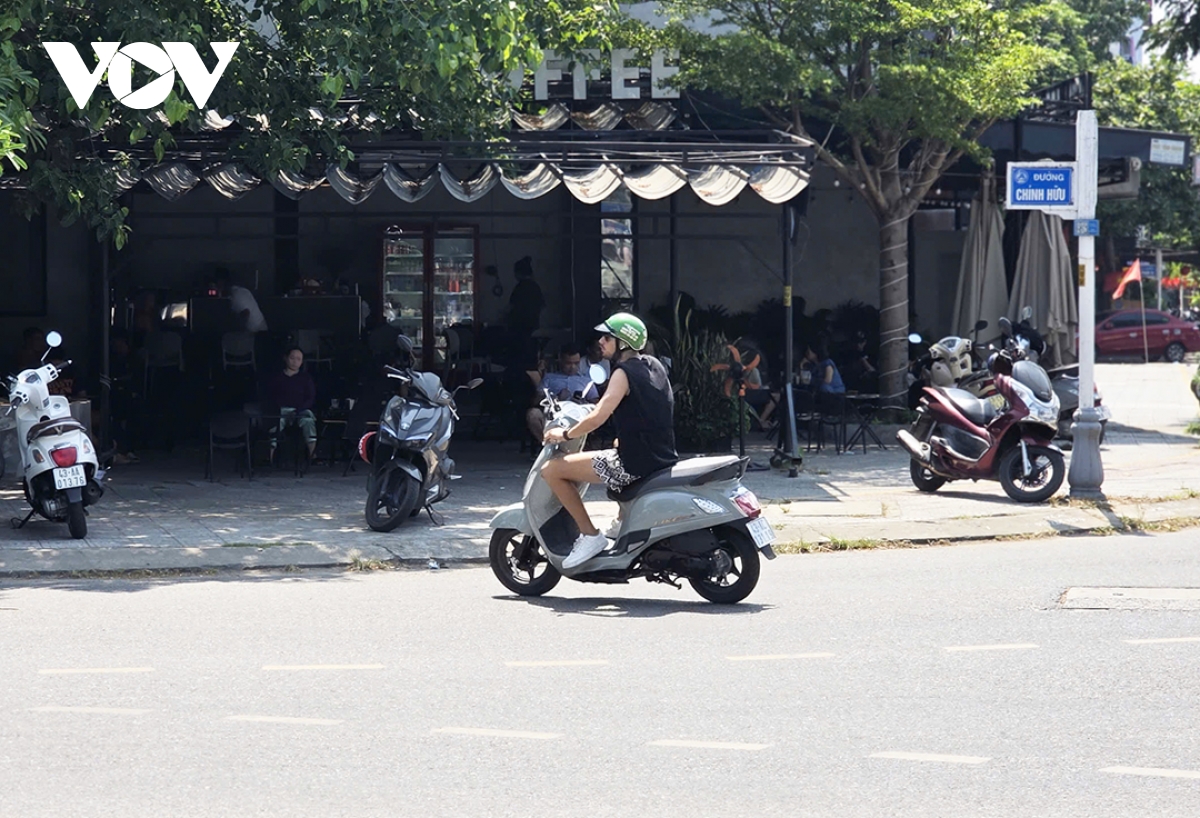 xu ly nghiem nguoi nuoc ngoai di xe may vi pham phap luat ve an toan giao thong hinh anh 2