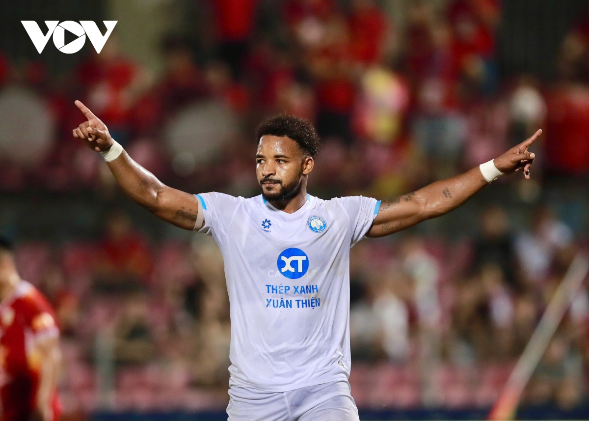 nguyen xuan son trai qua tran dau ky la tai v-league hinh anh 1