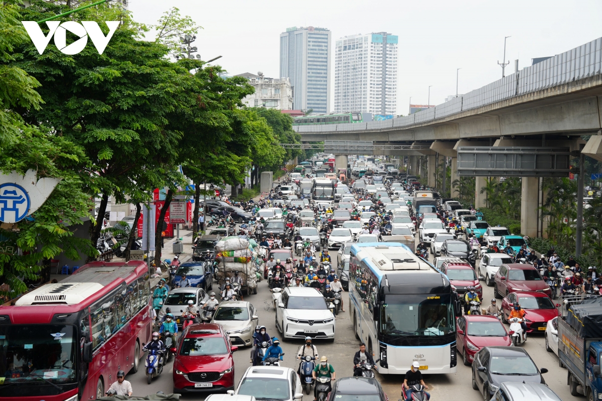 nguoi dan lu luot roi thu do ve nghi le, cua ngo phia nam ha noi un tac cuc bo hinh anh 4