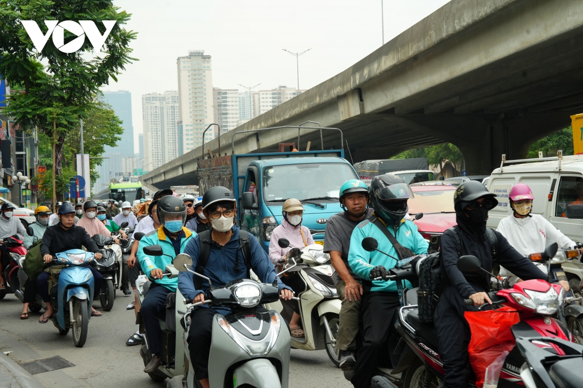 nguoi dan lu luot roi thu do ve nghi le, cua ngo phia nam ha noi un tac cuc bo hinh anh 6