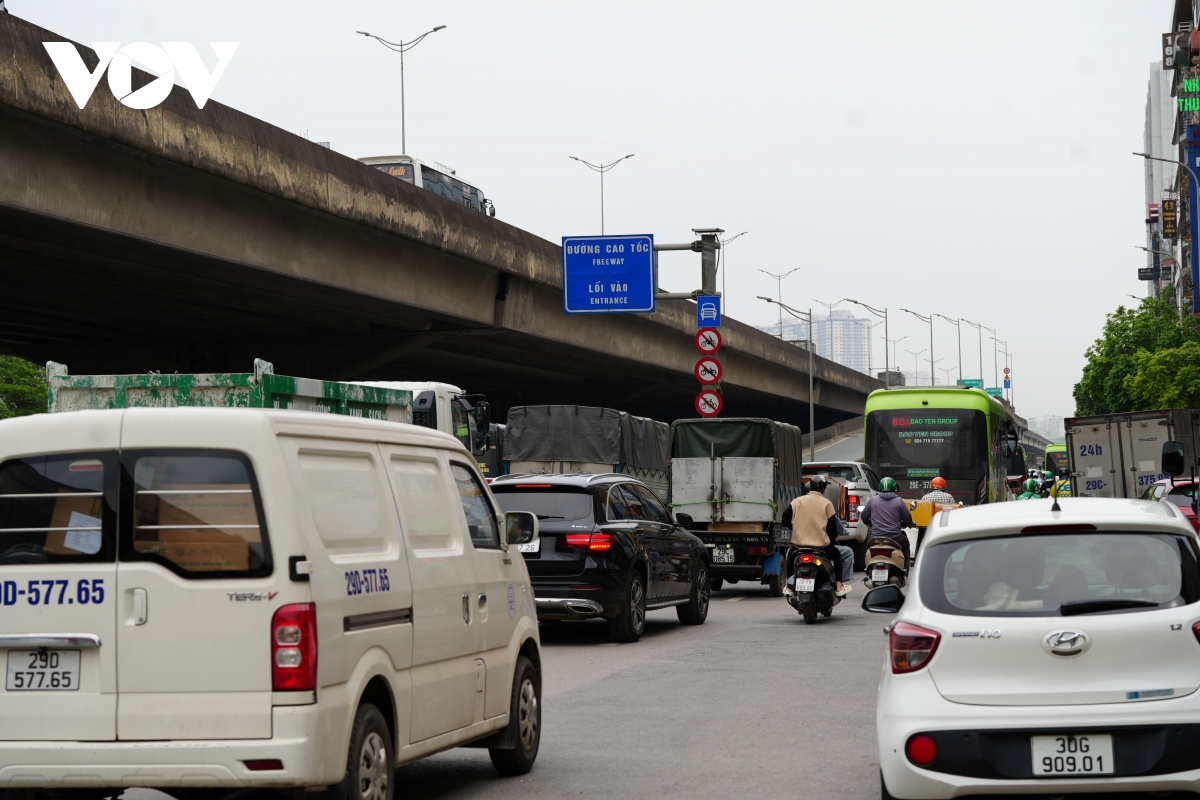 nguoi dan lu luot roi thu do ve nghi le, cua ngo phia nam ha noi un tac cuc bo hinh anh 7