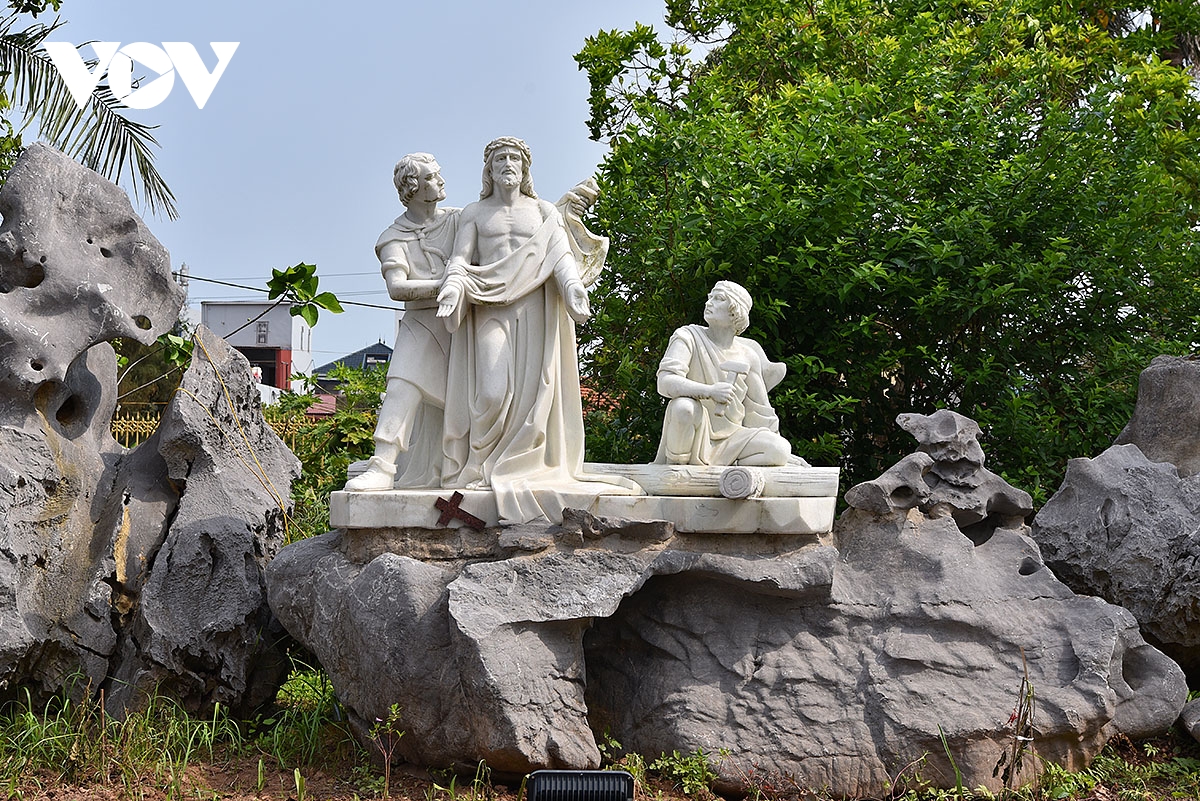 dau an giao thoa van hoa A Au dac sac tai nha tho giao xu thinh long hinh anh 13