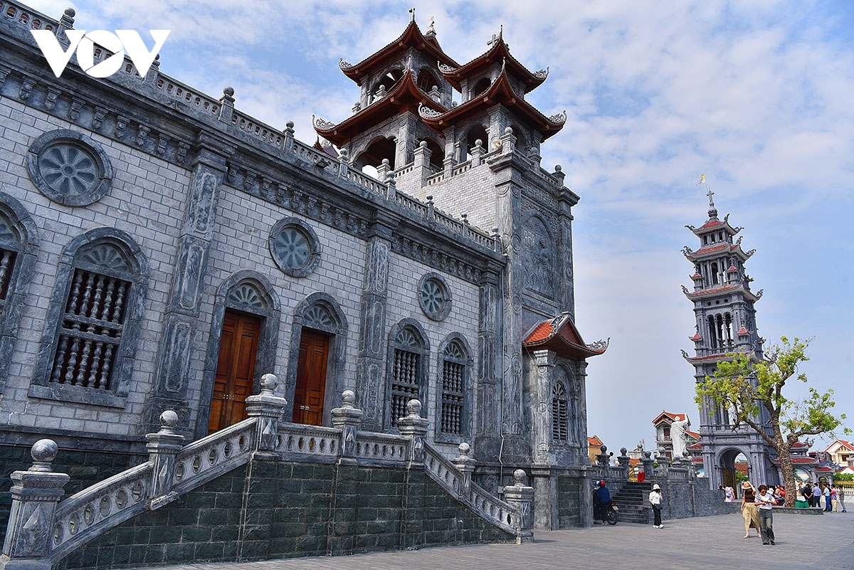 dau an giao thoa van hoa A Au dac sac tai nha tho giao xu thinh long hinh anh 2