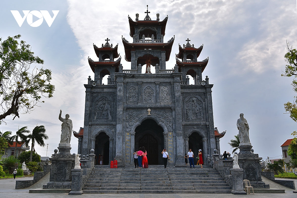 dau an giao thoa van hoa A Au dac sac tai nha tho giao xu thinh long hinh anh 16