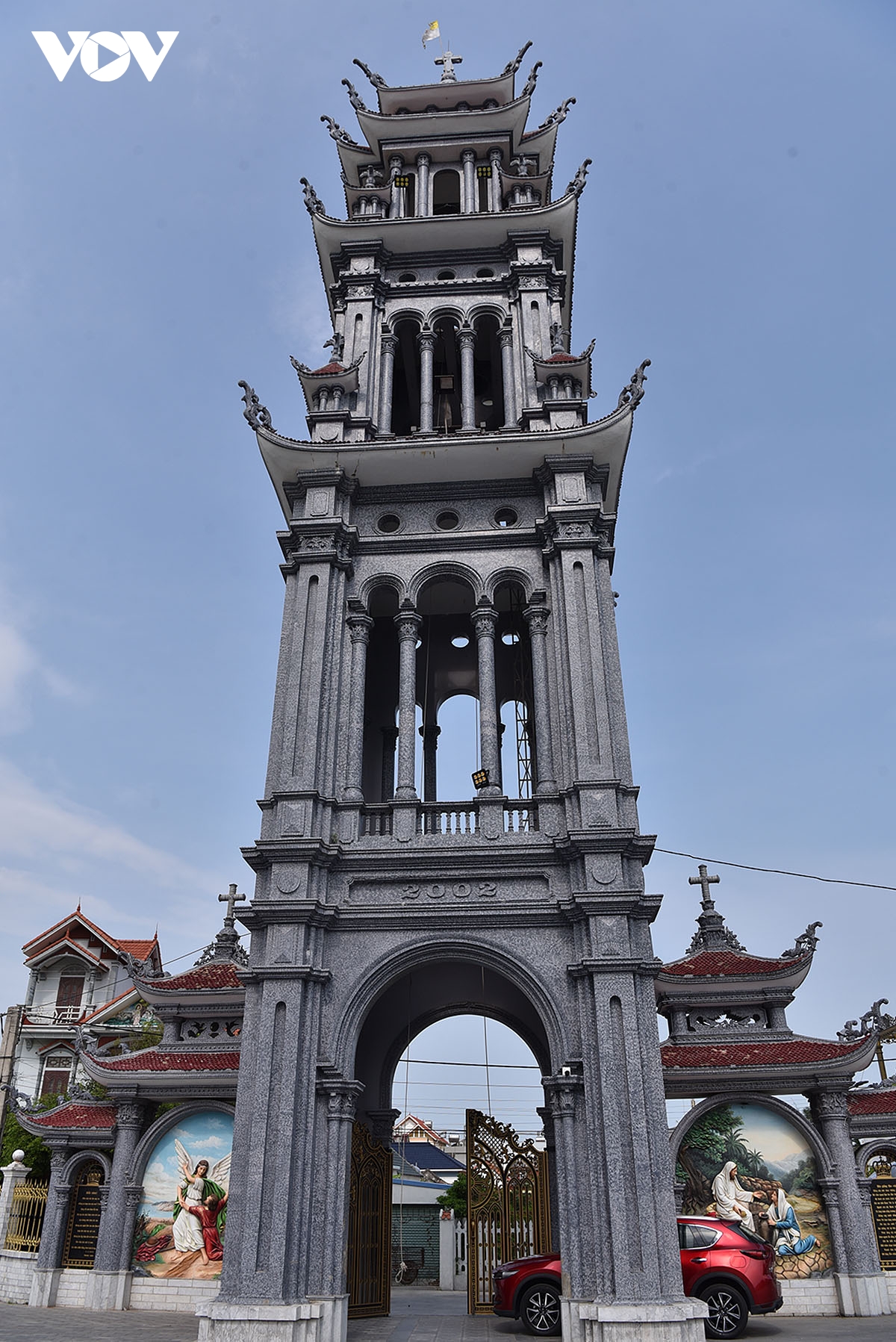 dau an giao thoa van hoa A Au dac sac tai nha tho giao xu thinh long hinh anh 4