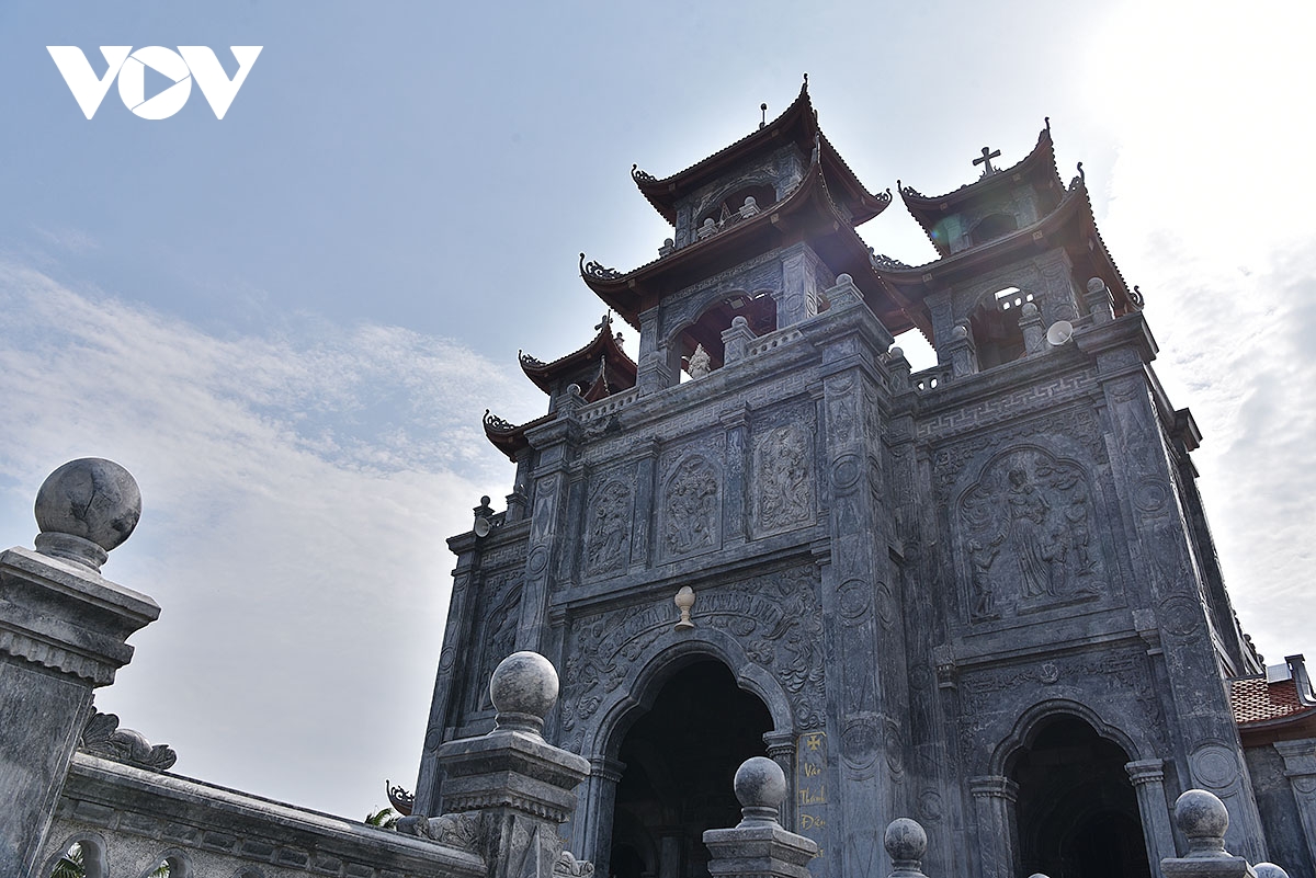 dau an giao thoa van hoa A Au dac sac tai nha tho giao xu thinh long hinh anh 6