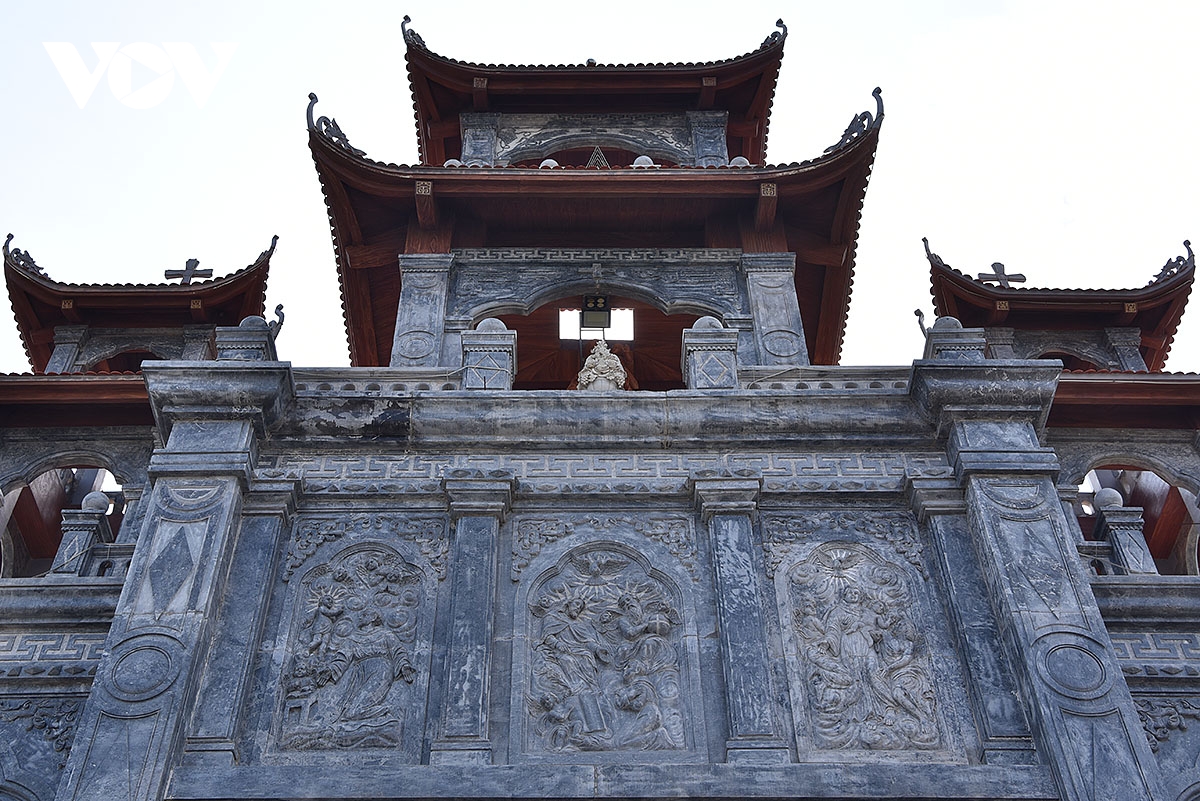 dau an giao thoa van hoa A Au dac sac tai nha tho giao xu thinh long hinh anh 5