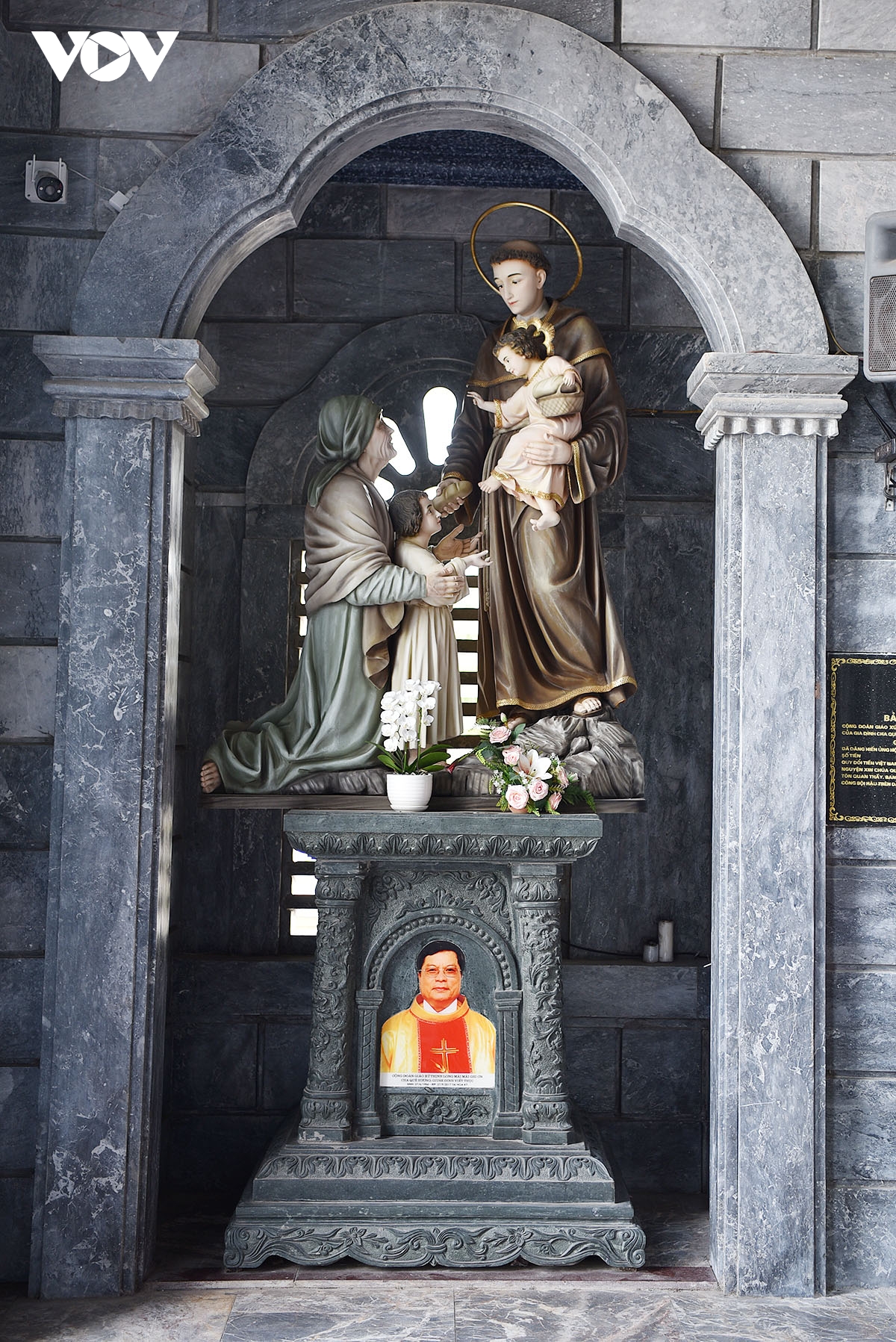 dau an giao thoa van hoa A Au dac sac tai nha tho giao xu thinh long hinh anh 7