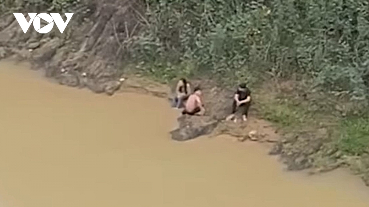 hai nam sinh lao xuong song cuu nu sinh nhay cau o nghe an hinh anh 1