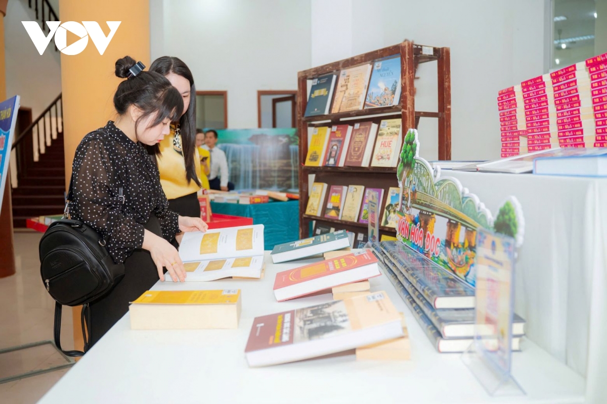 khai mac ngay sach va van hoa doc viet nam tai hue hinh anh 4