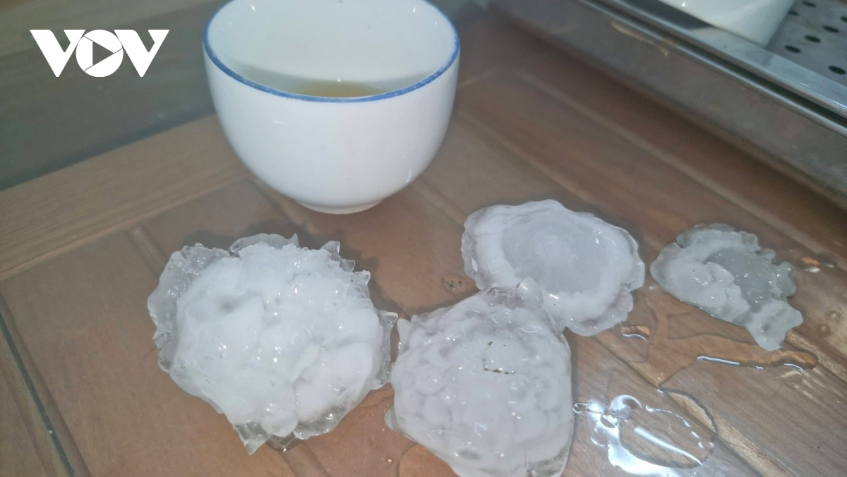 mua da lon bat ngo trut xuong lao cai, lam 4 nguoi bi thuong hinh anh 2