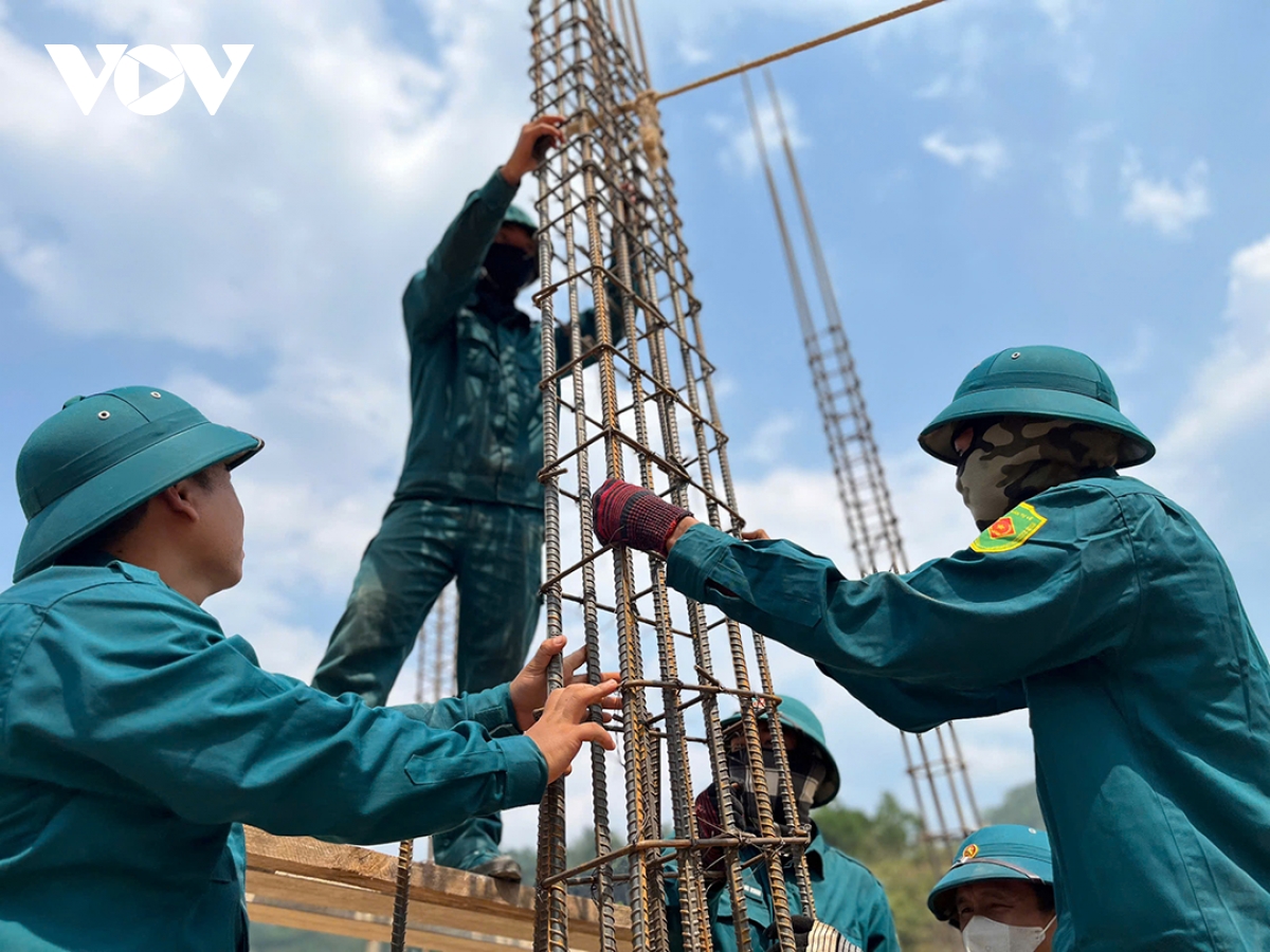 bo doi Da nang vuot nang xay truong hoc vung bien gioi hinh anh 3