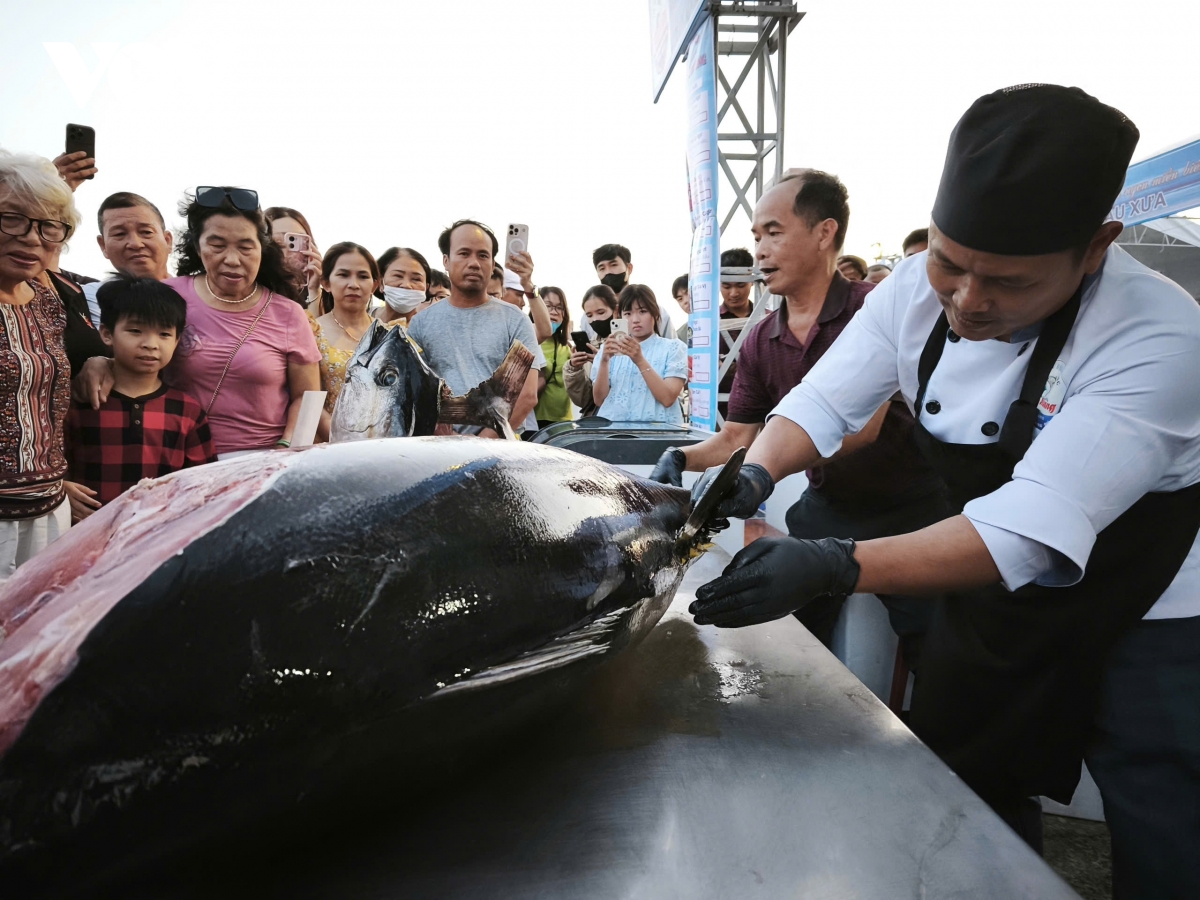 man nhan ky nghe xe ca ngu tai tuy hoa Dak lak , du khach xep hang cho an tai cho hinh anh 2