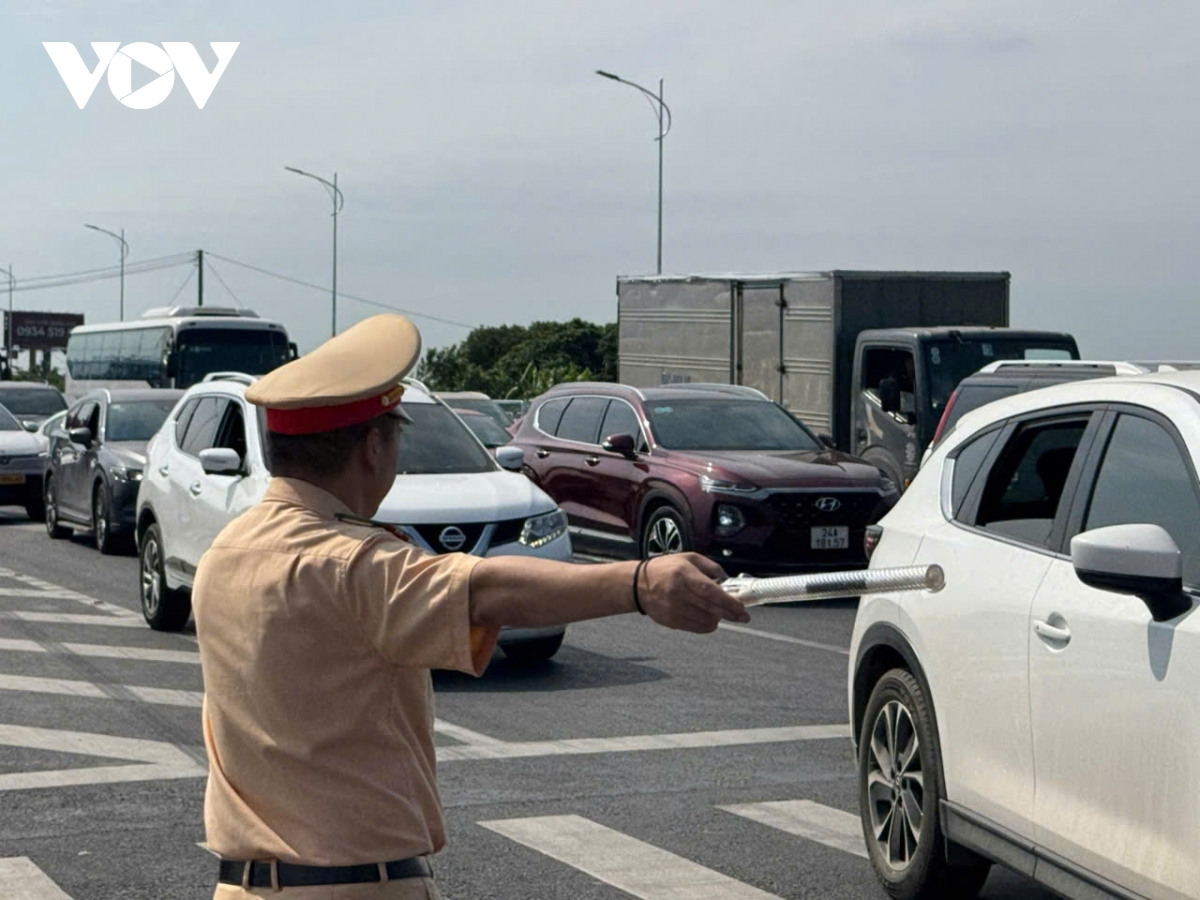 Dong loi vao cao toc noi bai - lao cai vi phuong tien tang dot bien hinh anh 3