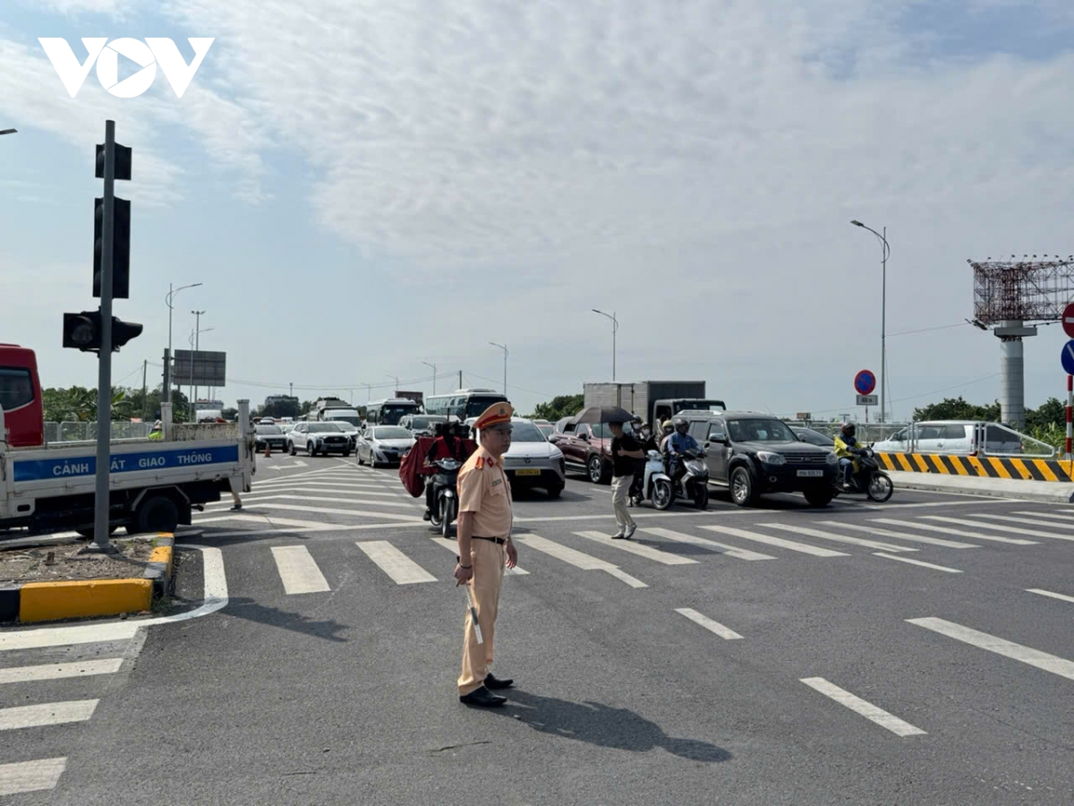 Dong loi vao cao toc noi bai - lao cai vi phuong tien tang dot bien hinh anh 4