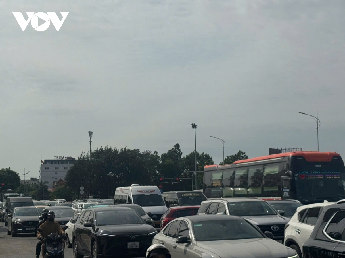 Dong loi vao cao toc noi bai - lao cai vi phuong tien tang dot bien hinh anh 1