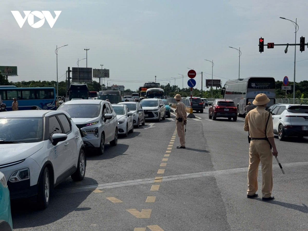 Dong loi vao cao toc noi bai - lao cai vi phuong tien tang dot bien hinh anh 5