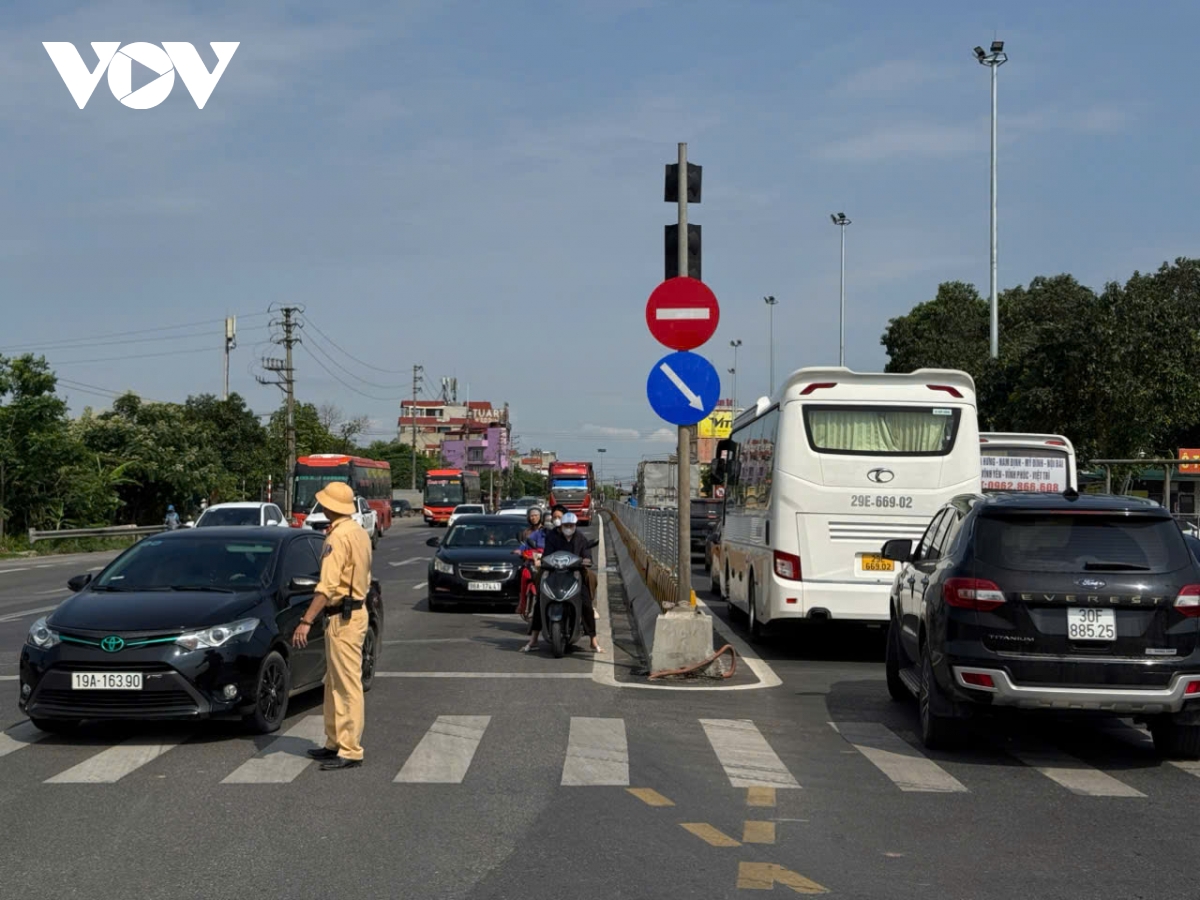 Dong loi vao cao toc noi bai - lao cai vi phuong tien tang dot bien hinh anh 2